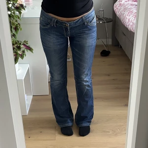 Lågmidjade jeans - Snygga lågmidjade bootcutjeans💗från Only. Lite slitna vid hälarna men annars i bra skick 