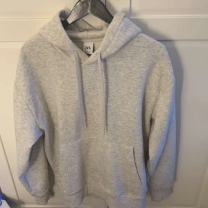 Hoodie - Grå hoodie från Zara, använd fåtal gånger. Säljer då den inte kommer till användning. Originalpris: 400kr