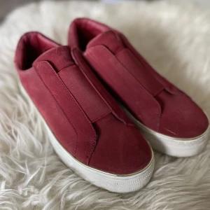 ICHI sneakers - Ichi sneakers i fint skick. Normala i storleken.  Nypris: 800 sek