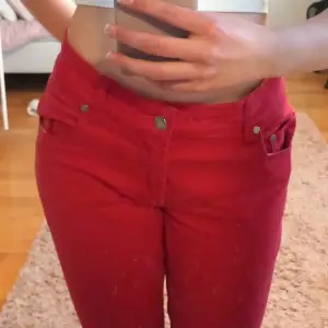 Ett par jättefina röda jeans som är bra skick.