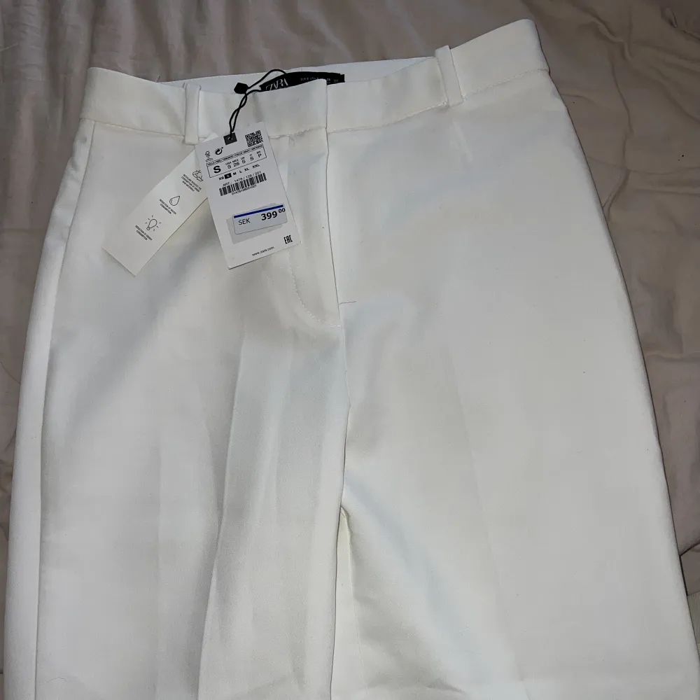 Helt nya vita kostymbyxor från Zara i storlek S med slit, prislappar kvar, nypris 399kr pris kan diskuteras☺️. Jeans & Byxor.