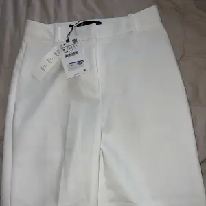 Helt nya vita kostymbyxor från Zara i storlek S med slit, prislappar kvar, nypris 399kr pris kan diskuteras☺️