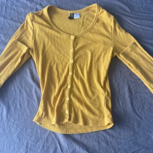 Topp - Gul topp i bra skick 