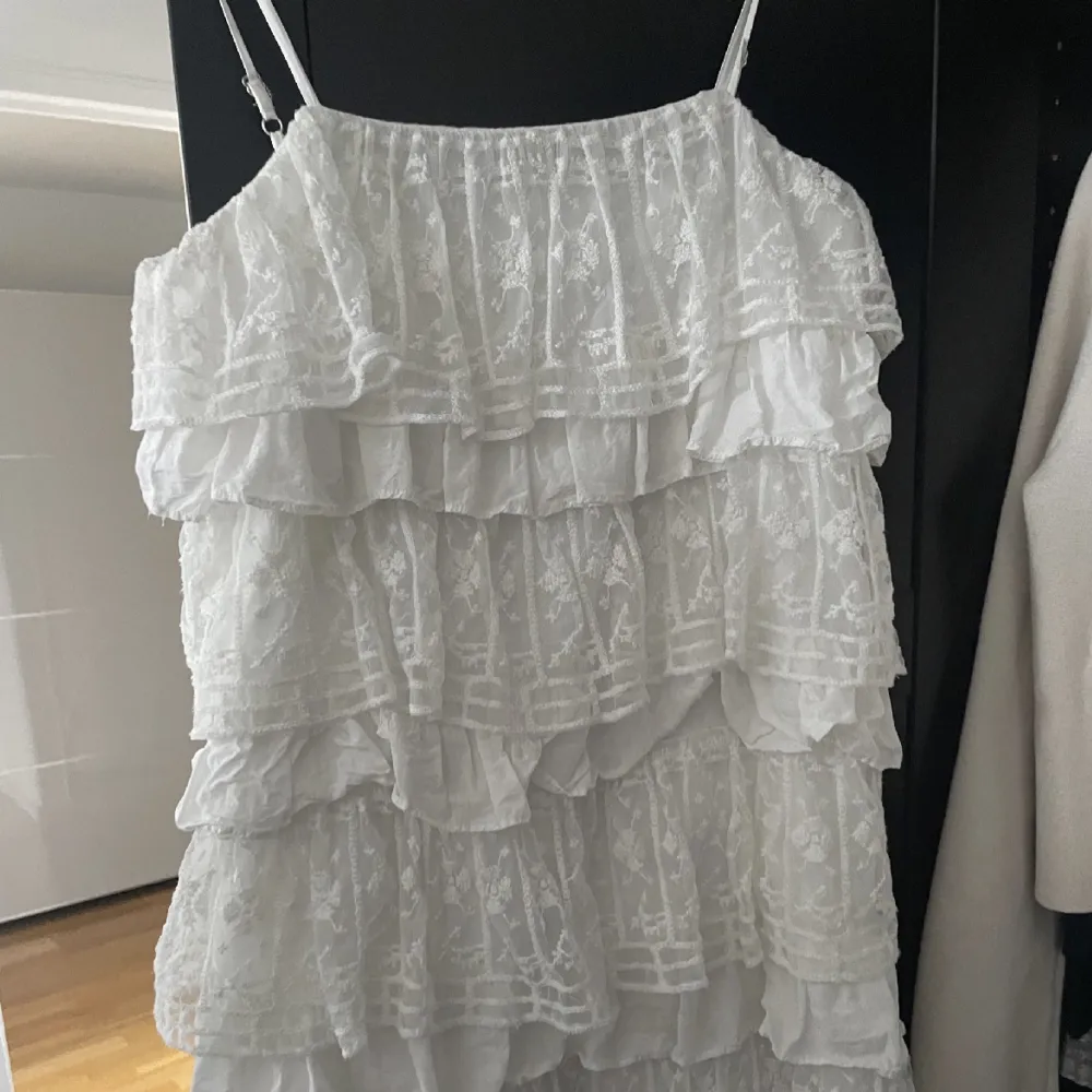 Perfekta vita klänningen från Zara! Funkar pefekt till studenten eller konfirmation💕. Klänningar.