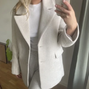 Vitgrå kavaj - kavaj från bikbok som är varmare än en vanlig kavaj! Passar perfekt som en vårjacka nu!! Aldrig använd, nypris 999kr