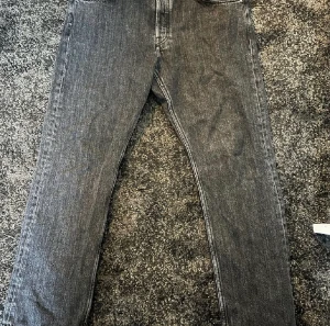 Weekday jeans - Weekday jeans. Storleken är 31/28 men i längden sitter dom som 30 och midjan 30 så jag skulle säga att storleken är 30/30. Dom är aldrig använda eftersom midjan är för stor för mig.
