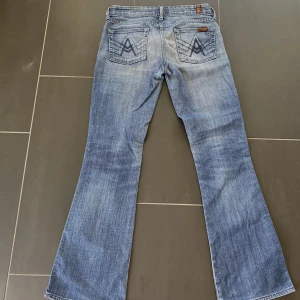 Lågmidjade bootcut jeans  - Säljer dessa skit snygga lågmidjade bootcut jeans från 7 for all mankind.  