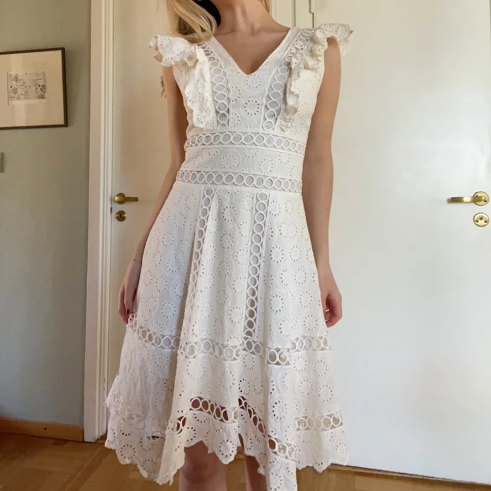Säljer denna underbara vita klänning, perfekt till student/konfirmation eller liknande🤍 endast använd 1 gång så vädligt fint skick🫶🏼. Klänningar.