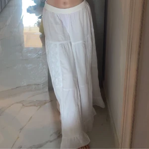 Långkjol - Långkjol som är köpt i Spanien, använd fåtal gånger, passar mig som vanligtvis har strl S🥰