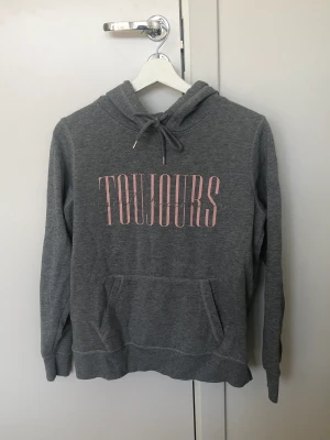 Hoodie från newyorker  - En grå hoodie med franskt tryck och en ficka på framsidan. Används några gånger men inga synliga defekter. Superbekväm 💕