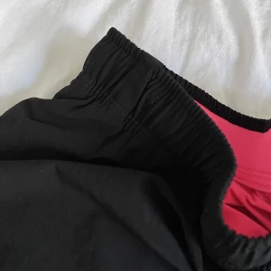 Svarta träningsshorts - Svarta träningsshorts från H&M (köpta via Sellpy) som tyvärr är för små för mig. De har rosa innershorts. I fint skick! Knappt använda. Ligger även uppe på Sellpy.