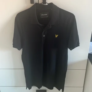 Svart lyle and scott tröja  - Jag säljer en svart lyle and scott plain polo tröja i storlek S Skick: mycket bra, aldrig använd. Orginalpris: 550 kr  Mitt pris: 100 kr