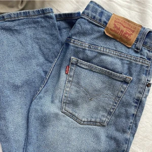 Low waist levis jeans - Skit snygga Levis jeans som jag köpt här på Plick men som tyvärr var för stora i midjan! Jätte bra skick och snyggt lågmidjade (inte mina bilder)