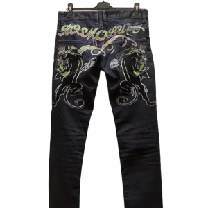 Jeans med tryck - Säljer nu mina super snygga ed hardy liknande jeans då dom inte kommer till användning längre. Jag är 170 och dom är lite långa på mig. Skriv för fler bilder eller mått💋 (pris kan diskuteras)