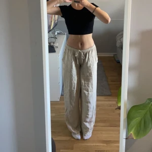 Lågmidjade linnebyxor - Säljer mina linnebyxor som är köpta från Gotland för 800kr❤️använt bara ett fåtal gånger! Det står ingen storlek i byxorna men skulle säga att dom är mellan Xs-M då dom är långa❤️jag är 170cm