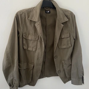 Jeansjacka - En grön jeansjacka, jätte fin till våren💚 skriv till mig för fler bilder! 