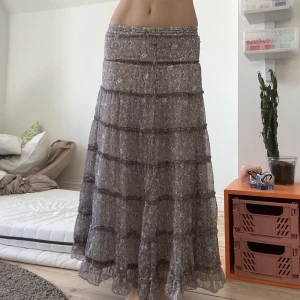 Massimodutti kjol - Färgen är som på bild två. Storlek S/M. Lång maxikjol. Luftig.