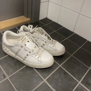 Valentino Skor - Intressekoll!!! Kollar intresset på mina favorit skor!! Dem är i väldigt bra skick med få defekter. Köpta nya från Vestiaire. Box och sådant tillkommer. Säljer vid bra bud.  