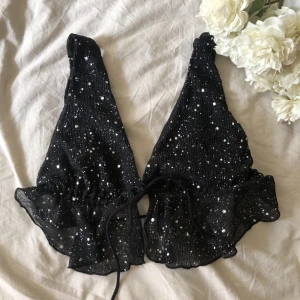 Festtopp - Supersnygg glittrig festtopp! Använd 2-3 gånger. 39kr  Den är justerbar så passar många storlekar men om man tänker till byst så passar det M. 