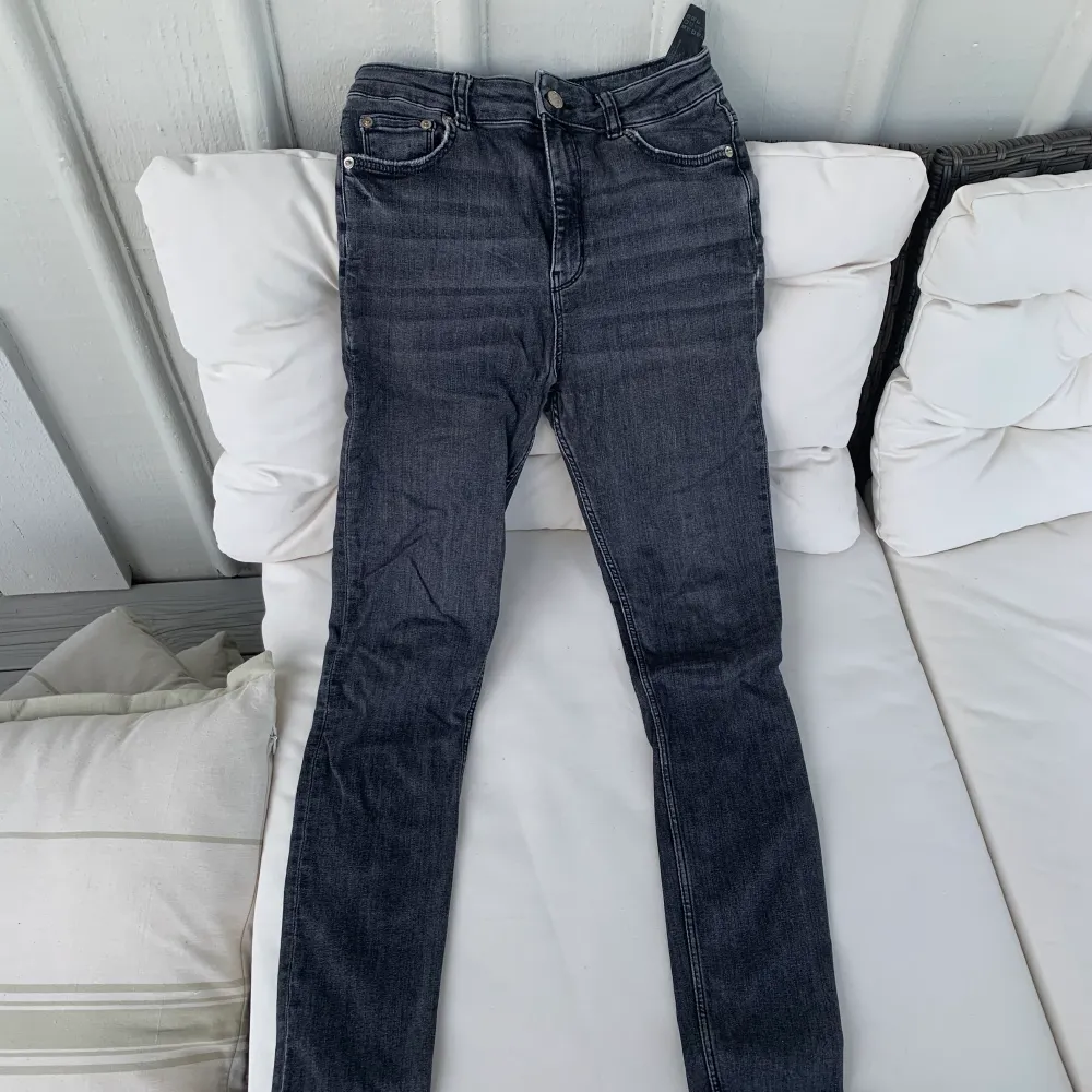 Grå jeans från Zara i slim modell, storlek 36✨. Jeans & Byxor.