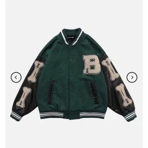 Vintage Varsity Jacka - Aelfric Eden Vintage "Bone" PU Flocking Varsity Jacket Superfin vintage jacka med varsity stil, köpt för ca 2 år sen för 950 kr och är fortfarnde i ett väldigt bra skick. Använd fåtal gånger.  Säljer pga kommer inte till användning längre.  Nypris 1300kr 