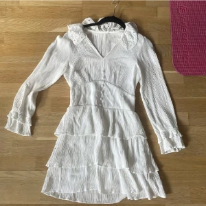 Zara klänning - Säljer min fina skolavslutningsklänning!! 💓💓 den har tyvärr blivit förliten för mig, men den är knappt använd 💓 pris kan diskuteras💓