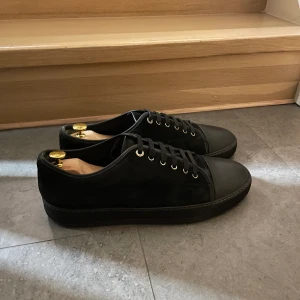 Lanvin skor - Lanvin cap toe sneaker i färgen svart. Skick 9/10, använda ett fåtal gånger, i princip nyskick. Storlek 45-46 (UK 11). Nypris 4000kr. Mitt pris 1799kr.