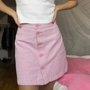 Rutig rosa kjol💖 - Urgullig sommarkjol! Troligtvis från monki, lappar klippta tyvärr. Sparsamt använd och fint skick💕💕