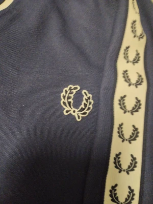 Fred perry  - Storlek M , skick 9/10. Om du vill ha flera bilder eller du har frågor du kan skriva till mig 🤗💛