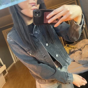 Jeans jacka - En grå jeans jacka ifrån BikBok, säljer då jag vuxit ur den