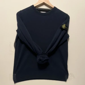 Stone island sweatshirt  - Säljer nu denna blå ”Stone island crewneck” den är använd ett par gånger men inga skador på den. Inköpt från Stockholm. Vid frågor eller funderingar tveka inte på att höra av er //Mvh märkeskläder outlet 