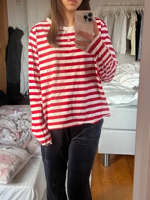 Randig tröja - Jättefin vit/röd-randig tröja från H&M. Superbra skick! 💕Storlek L men passar S/M
