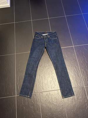 Nudie jeans (grim trim) Storlek 31/32 Riktigt bra skick, använda 5 tal gånger