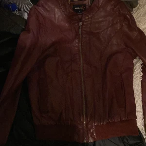 Skit snygg vinröd vår jacka  - En så snygg vårjacka  i vinröd som är i storlek L men igentligen är S
