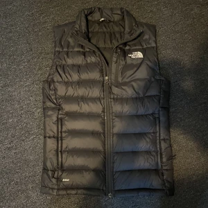 The North Face väst - Fräsch The North Face väst, Strl: Small, Skick: 8/10, inga defekter, Nypris: 2899kr, Mitt pris: 700kr