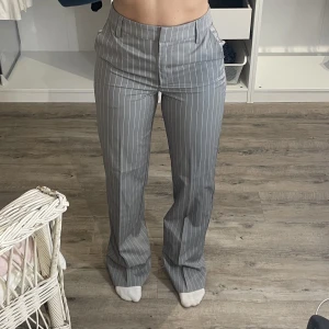 Kostymbyxor - Supersnygga kostymbyxor från bikbok i storlek 36! Knappt använda så i väldigt bra skick! 💕 buda från 250kr exklusive frakt