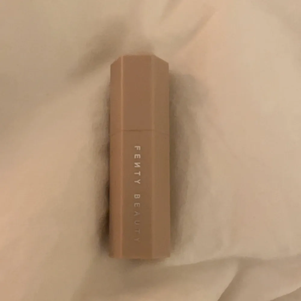 Matte skin stick från fenti i soft amber, endast testad, nypris 429💕. Accessoarer.