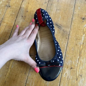 Ballerina skor - Ballerina skor som går att vika ihop, sulan är mjuk och gjord i tempur så dom är super sköna att gå i! Köparen står för frakten :-)