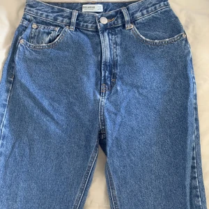 Mom jeans - Blå jeans från pull and beat i fint skick. 