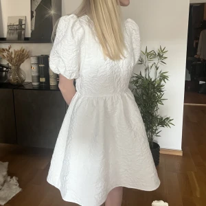 Vit klänning - Super fin klänning! Perfekt till skolavslutning, konfirmation eller student🌸