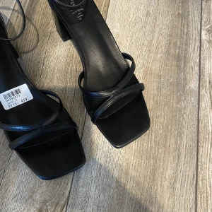 Klackskor  - Ett par svarta klackskor som jag aldrig använt! Säljer på grund av att de är för stora för mig. 