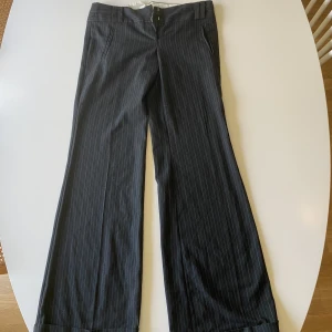 Kostymbyxor - ASSNYGG Lågmidjade kostymbyxor från Topshop som tyvärr är för små! Randiga! Kan skicka fler bilder!