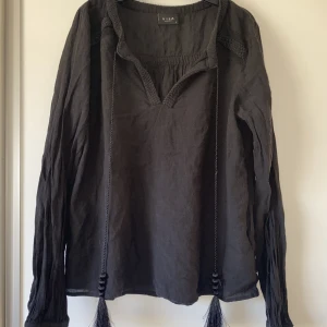 Tunn blus - superfin tunn blus från vila med tofsar som hänger. Storlek s, perfekt nu till sommaren om man bränt sig då den är väldigt luftig och sitter ganska löst. Köparen står för frakten💗