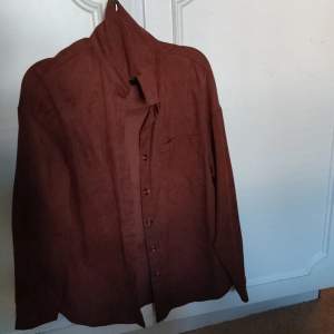 Skjorta i manchesterliknande material i storlek medium i fint skick