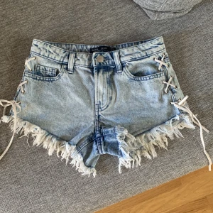 Shorts - Jätte snygga Jeans shorts med snören på sidan