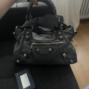 Balenciaga väska  - Säljer denna fina vintage  balenciaga väska som är inköpt i år från vestaire. Skicket är användt men har fortfarande mycket kvar att ge och därav priset. Hör av er vid fler frågor 😊🌸