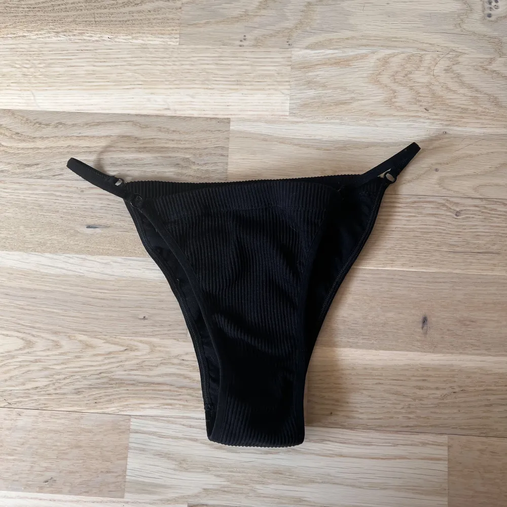 Bikini bottoms bought at Urban Outfitters - size is M but it fits more like a S or XS. Klänningar.