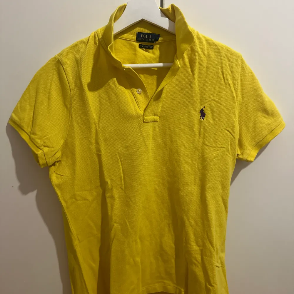 Polo shirt som har inte används och är nytt. Original priset 909kr men säljs för 800kr. T-shirts.