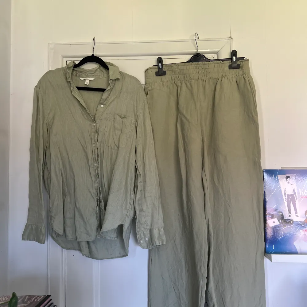 Ett sparsamt använt linneset från H&M med skjorta och byxa. Samma set som på bilden, fast en dov grön färg, inte beige. Storlek: M på både byxa och skjorta . Farkut & Housut.