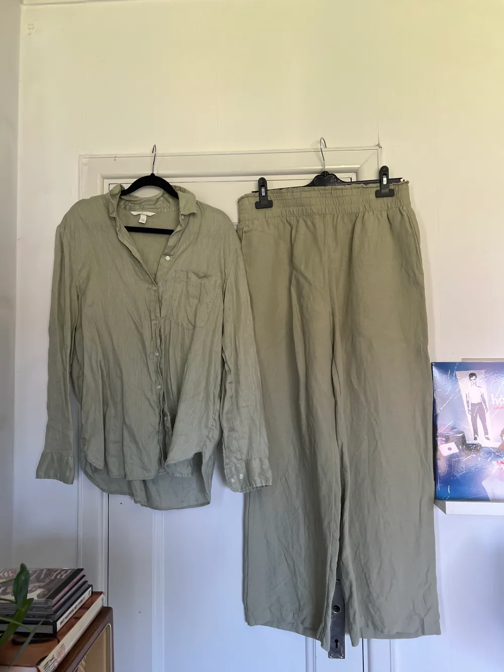 Ett sparsamt använt linneset från H&M med skjorta och byxa. Samma set som på bilden, fast en dov grön färg, inte beige. Storlek: M på både byxa och skjorta . Jeans & Byxor.
